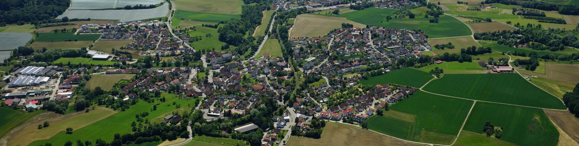 Luftbild von der Bodenseeregion mit Blick auf Städte & grüne Ackerflächen