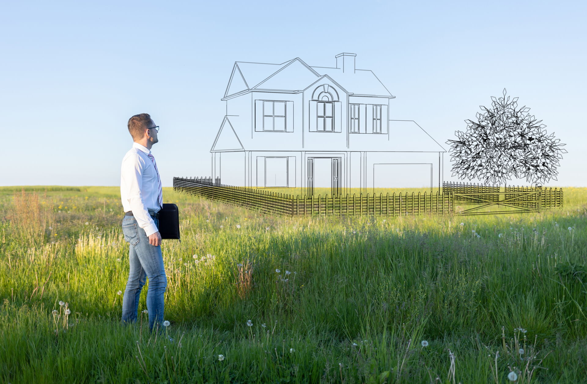Wiesenfläche mit Immobilienmakler vor grafisch illustrierter Strichzeichnung eines möglichen Einfamilienhaus mit Garten