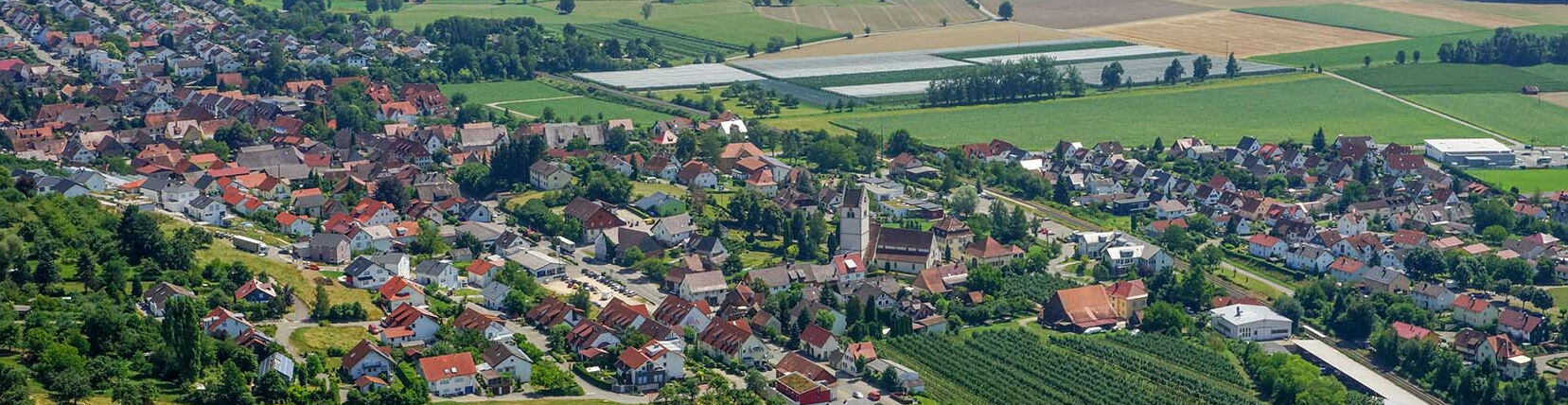 Luftbildaufnahme von Bermatingen zeigt Wohnsiedlung zwischen Agrar & Waldgrundstücken