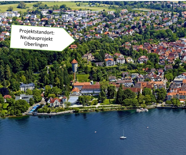 Luftbildaufnahme von Überlingen am Bodensee - aufgenommen aus Richtung See mit Blick auf Stadtufer